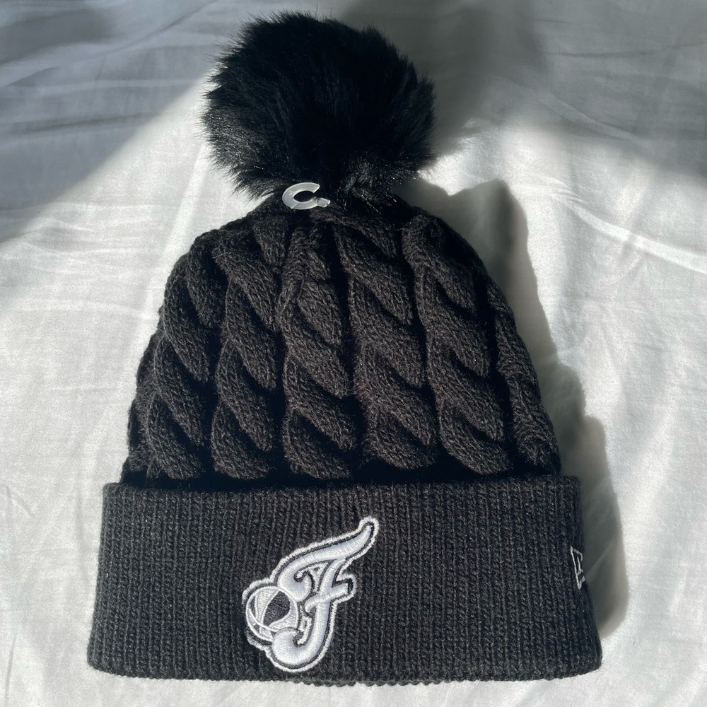 NWT New Era Fever Women’s Basketball Black Winter Beanie With Pom Pom Size Small